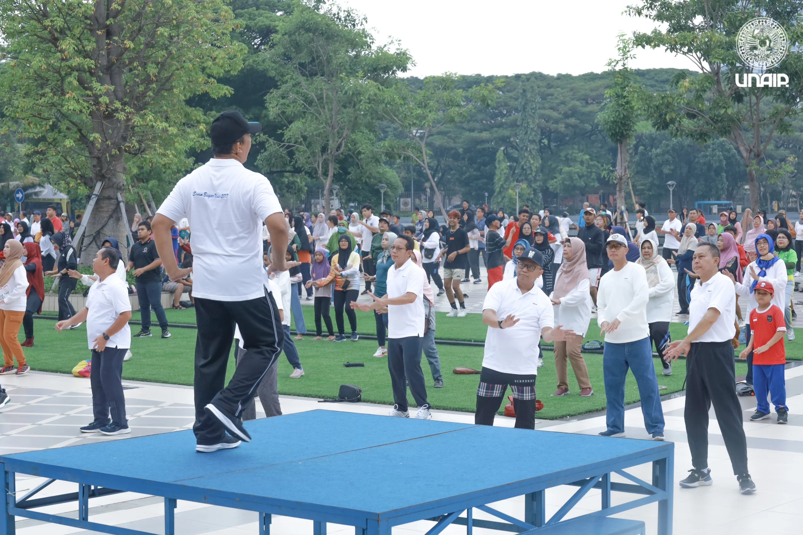 Senam dan Jalan Sehat Dies Natalis Ke-10 Fakultas Vokasi UNAIR, Minggu (23/06/2024). Foto: PKIP UNAIR
