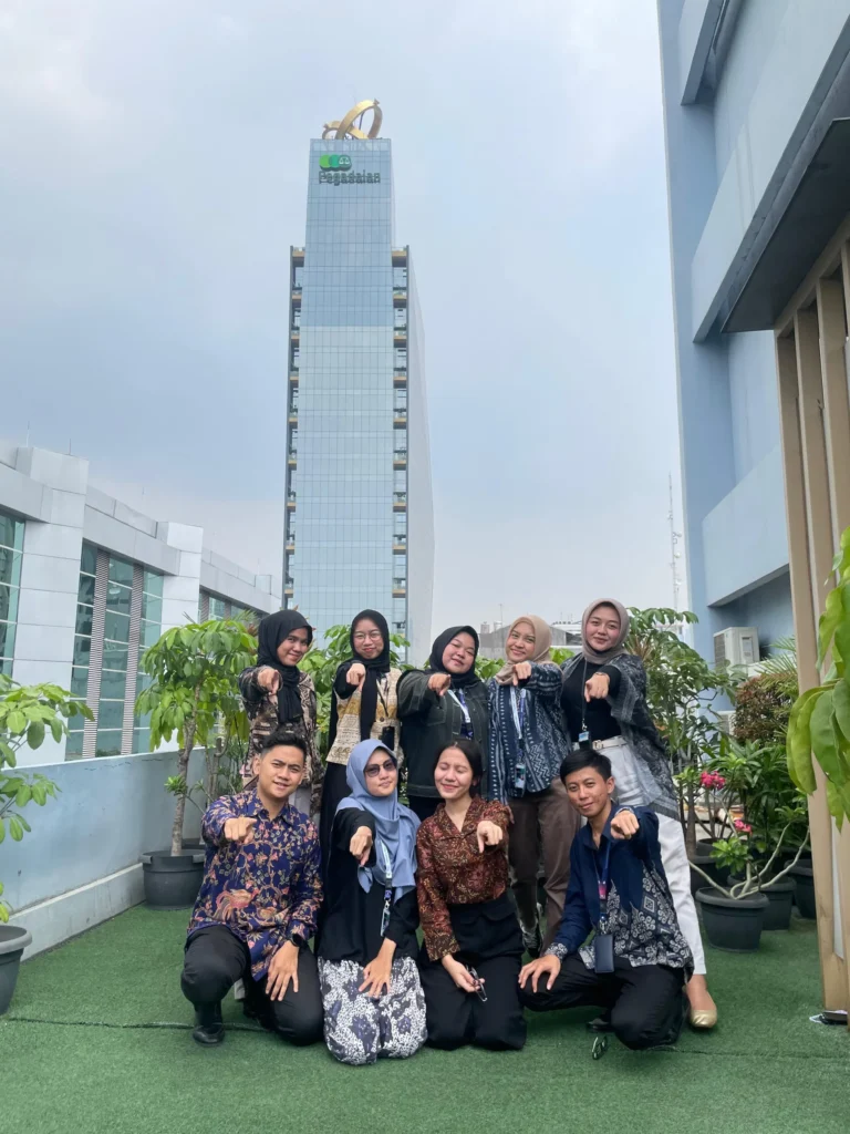 Foto Mochammad Firmansyah, Mahasiswa FST UNAIR dan rekan magang di Pegadaian. (Foto: Istimewa)