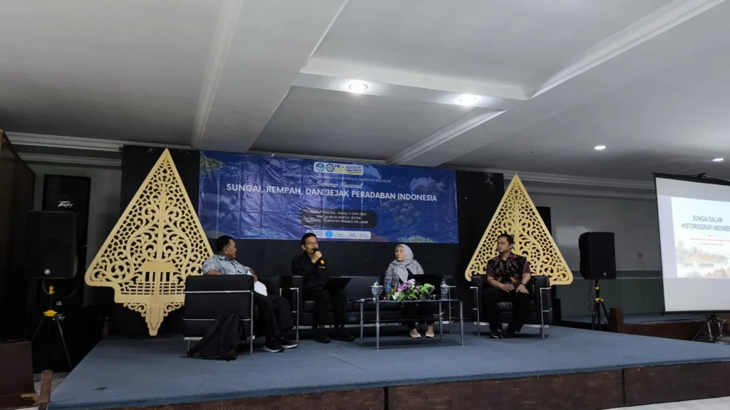 Penjelasan dari para pembicara mengenai historiografi sungai. warisan rempah, dan diplomasi sungai dalam Seminar Nasional Ilmu Sejarah (Foto: Adif)