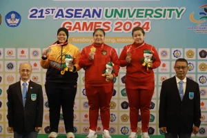 Siti Roha Miszuraini; Indah Permatasari; dan Ike Faradiba Nurjannah dalam penyerahan medali (Foto: PKIP)