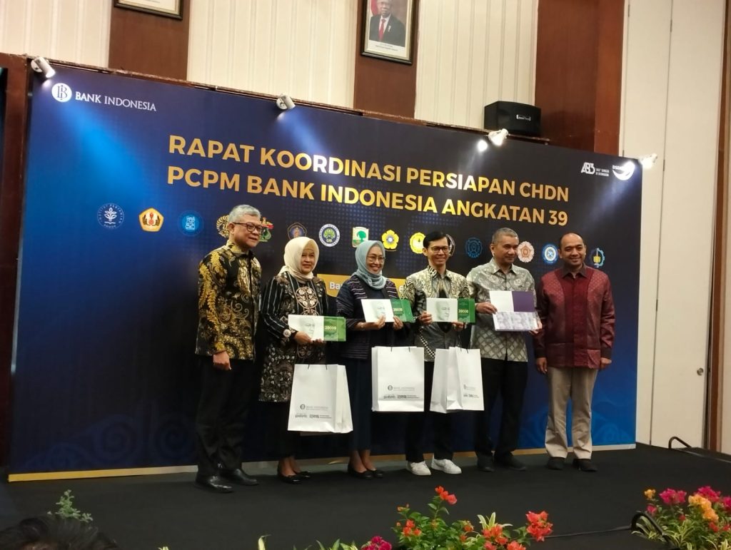 Prof Dr Elly Munadziroh drg MS saat menerima penghargaan dari BI untuk UNAIR sebagai perguruan tinggi paling berkomitmen dalam PCPM BI pada Kamis (06/06/2024). (Foto: Istimewa)