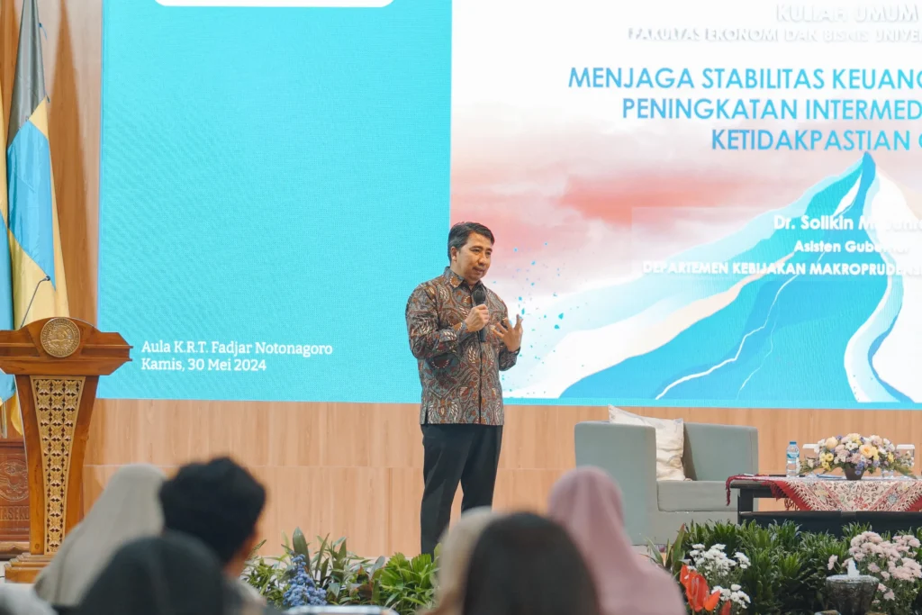 Prof Dr Ing Hendro Wicaksono pada gelaran kuliah umum Departemen Ekonomi yang diadakan secara hybrid, Kamis (10/8/2023). (Foto: panitia)