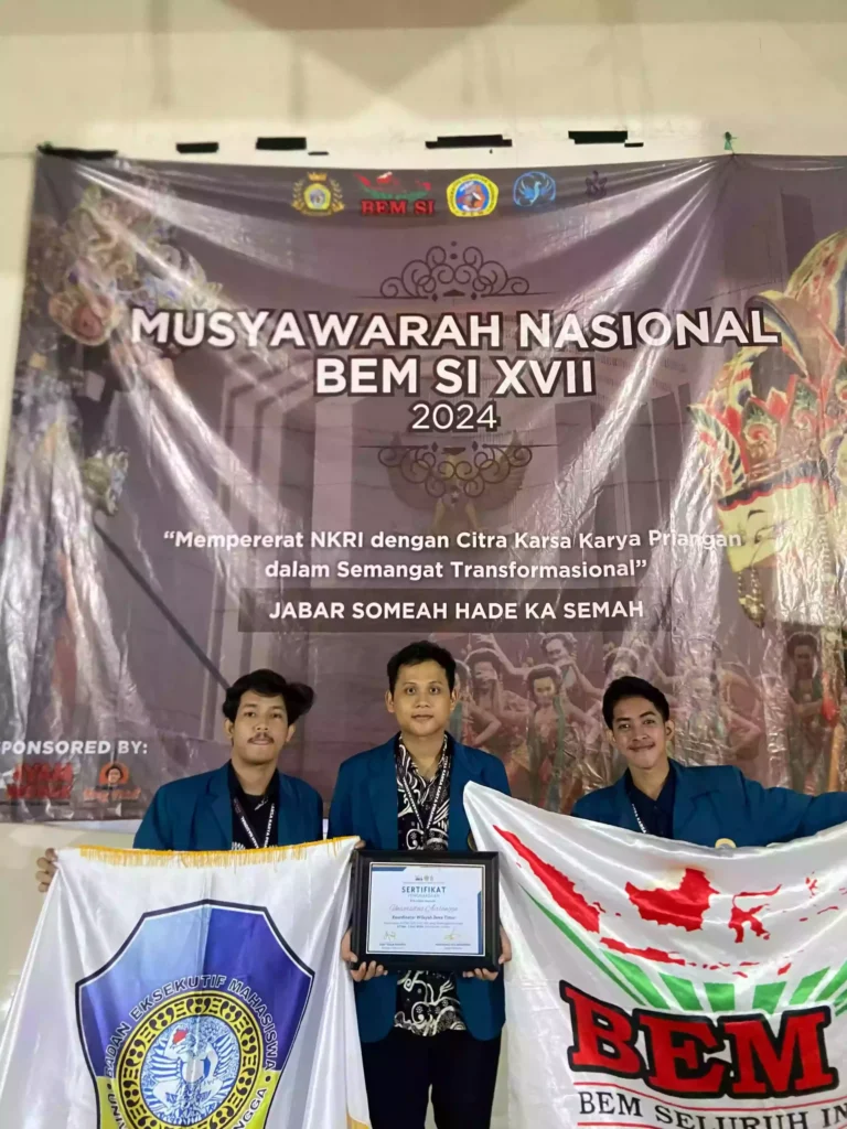 Terpilihnya BEM UNAIR sebagai Koordinator BEM Se-Indonesia Wilayah Jawa Timur (Nuruddin Haquel (kiri), Aulia Thaariq Akbar (tengah), dan Ricky Rivaldi (kanan) sebagai perwakilan BEM UNAIR. (Foto: Dok pribadi)