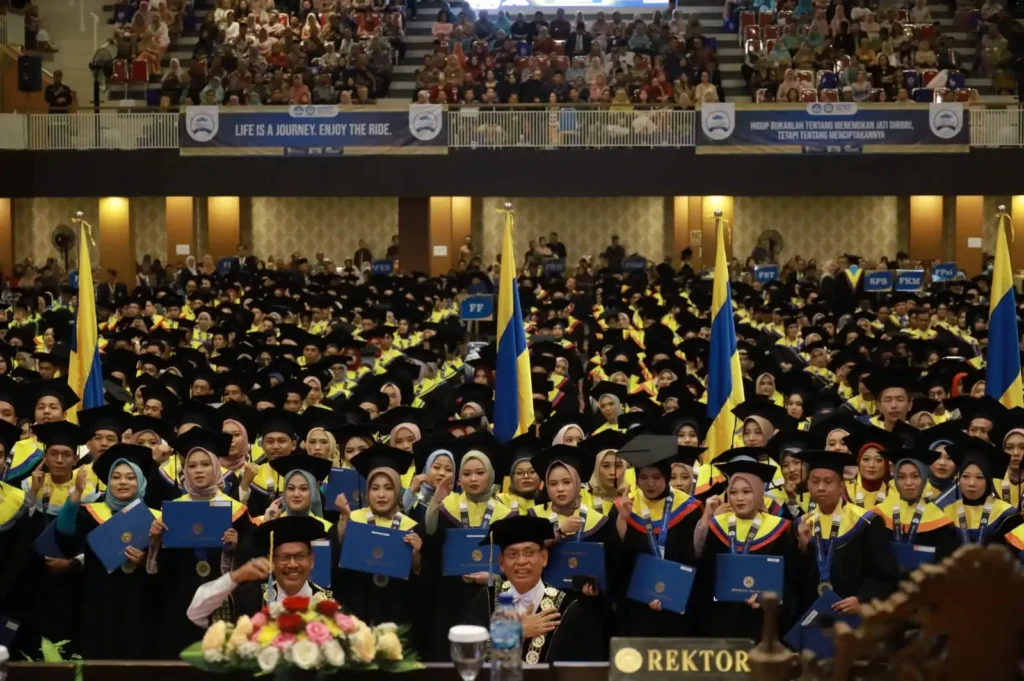 UNAIR Rector Prof. Dr. Mohammad Nasih posed with graduates in UNAIR’s Graduation 242 on Saturday, June 15, 2024) at the Airlangga Convention Center (ACC), MERR-C Campus. (Photo: PKIP UNAIR)
