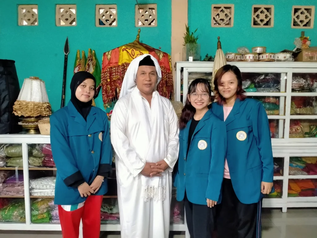 Tim FIB UNAIR Dan Bissu Bugis Saat Wawancara (Foto: Istimewa)