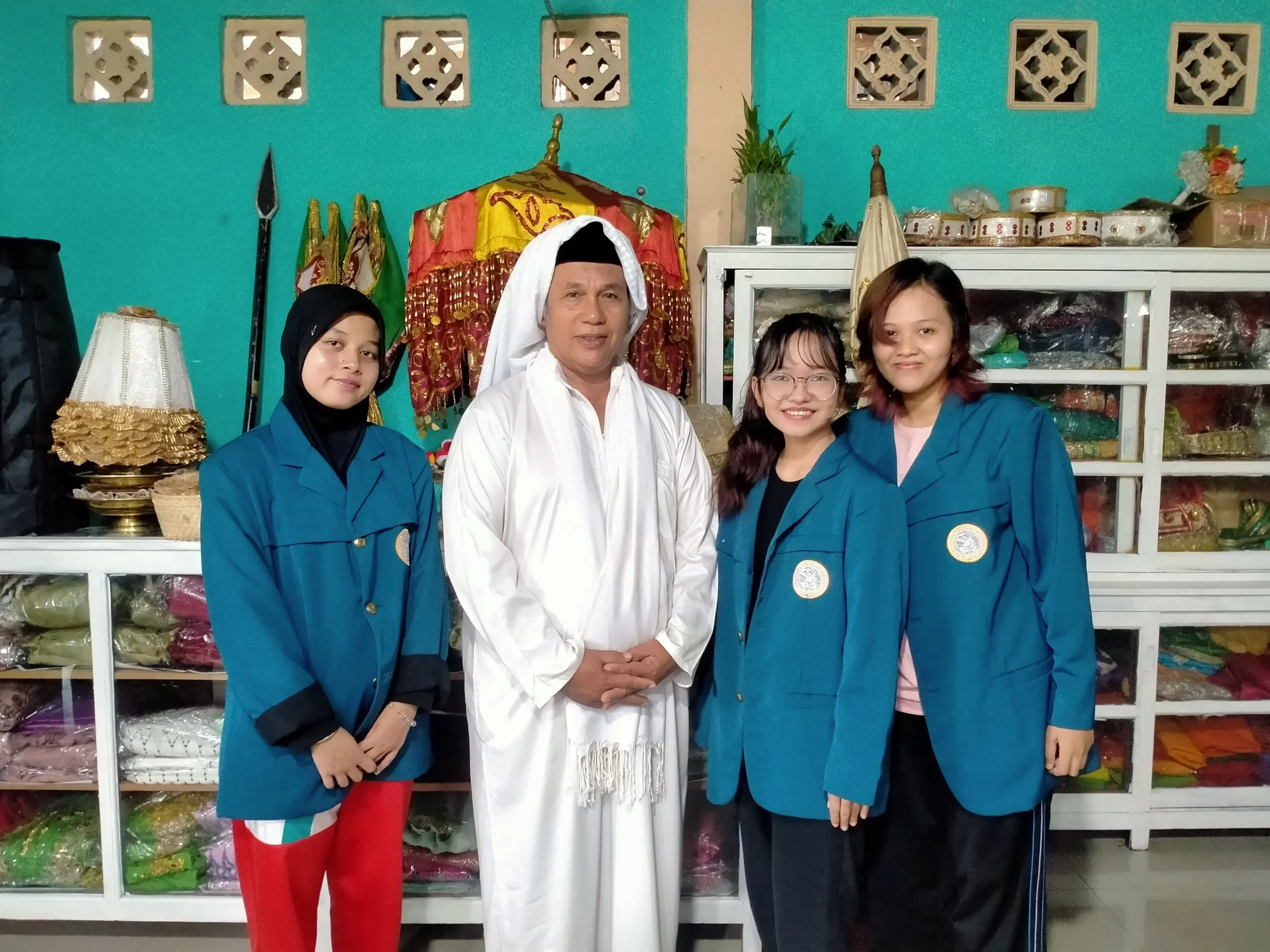 Tim FIB UNAIR Dan Bissu Bugis Saat Wawancara (Foto: Istimewa)