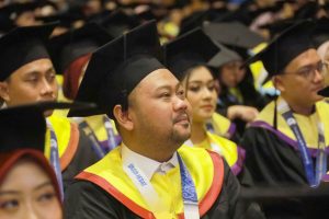 Bupati Gresik H Fandi Akhmad Yani SE MMB saat mengikuti seremni wisuda 242 Universitas Airlangga (UNAIR) pada Sabtu (15/06/2024) di Airlangga Convention Center (ACC). (Foto: PKIP UNAIR)