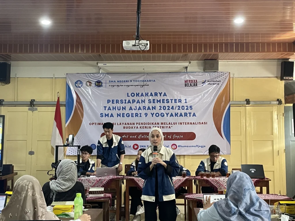 Dosen TI UNAIR Rizky Astari Rahmania ST MSc saat memaparkan materi terkait pengenalan program studi teknik industri di FTMM UNAIR. (Foto: Dokumentasi Pribadi)