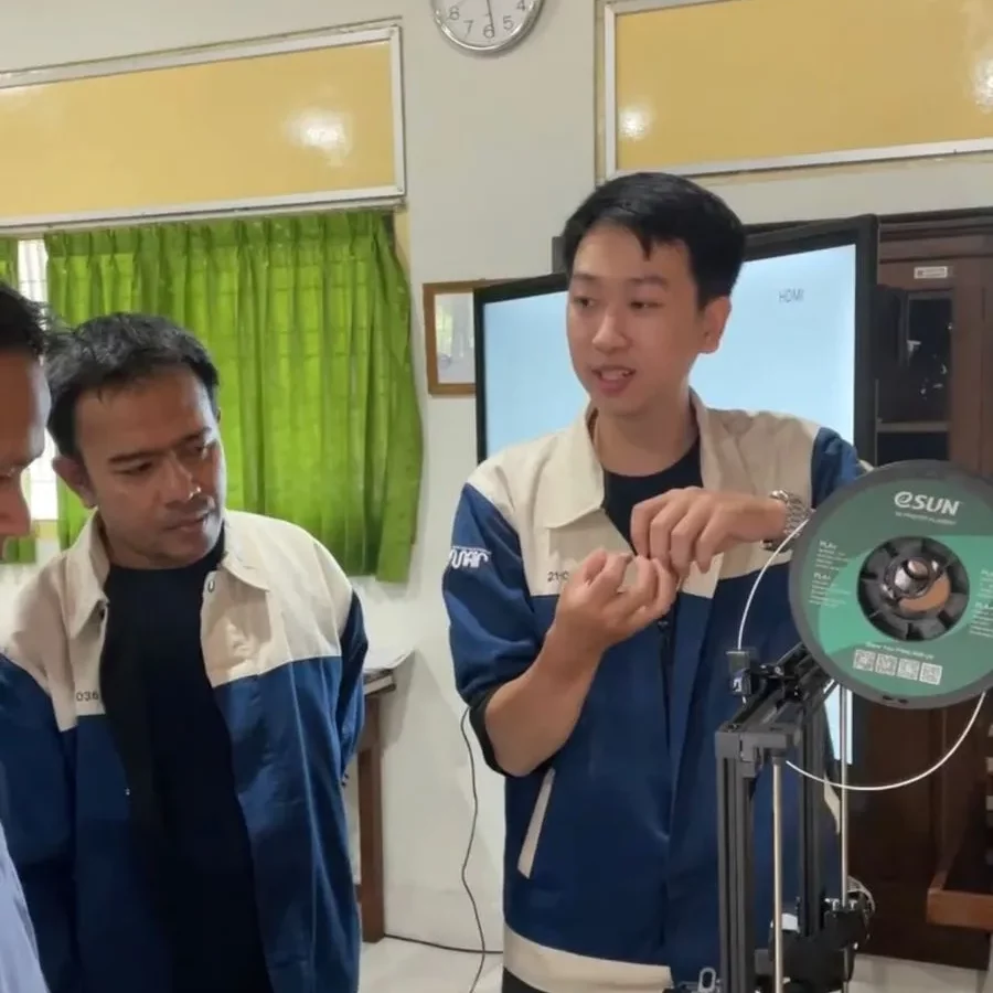 Rahmat Santoso Soedirjo (sisi kanan) dan Gunawan Setia Prihandana PhD (sisi kiri) saat mendemonstrasikan cara penggunaan mesin 3D Printing kepada peserta. (Sumber: Dokumentasi Pribadi)