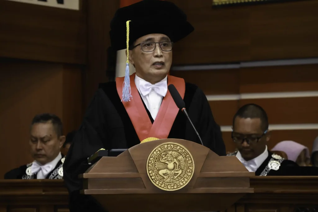 Prof (HCUA) Dr H Sunarto SH MH, Guru Besar Kehormatan Fakultas Hukum (FH) Universitas Airlangga (UNAIR), saat menyampaikan orasi ilmiah pengukuhan gubes, Senin (10/6/2024) (Foto: PKIP UNAIR)
