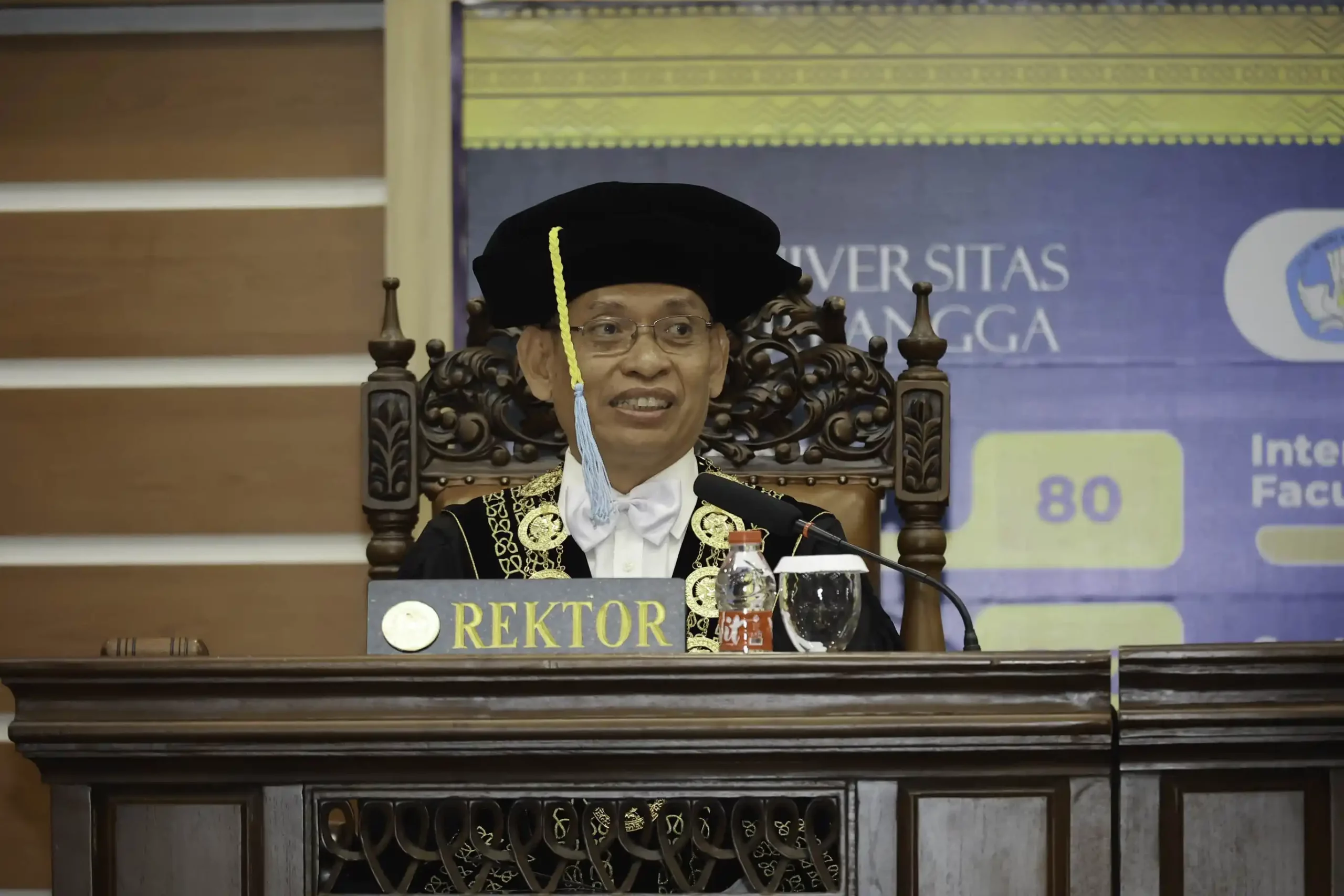 Rektor UNAIR, Prof Dr Mohammad Nasih SE MT Ak dalam pengukuhan guru besar kehormatan Fakultas Hukum UNAIR, Senin (10/6/2024) (Foto: PKIP UNAIR)