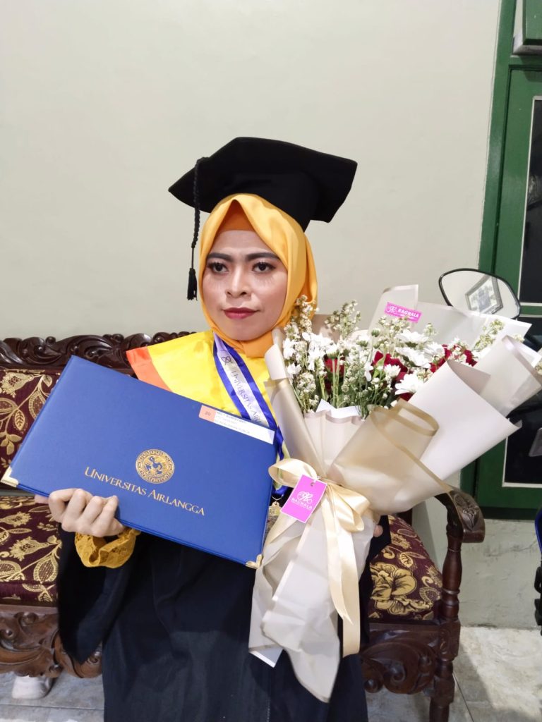 Nely Suwidyanti saat diwisuda sebagai Magister Kebijakan Publik FISIP UNAIR (Foto: Istimewa)