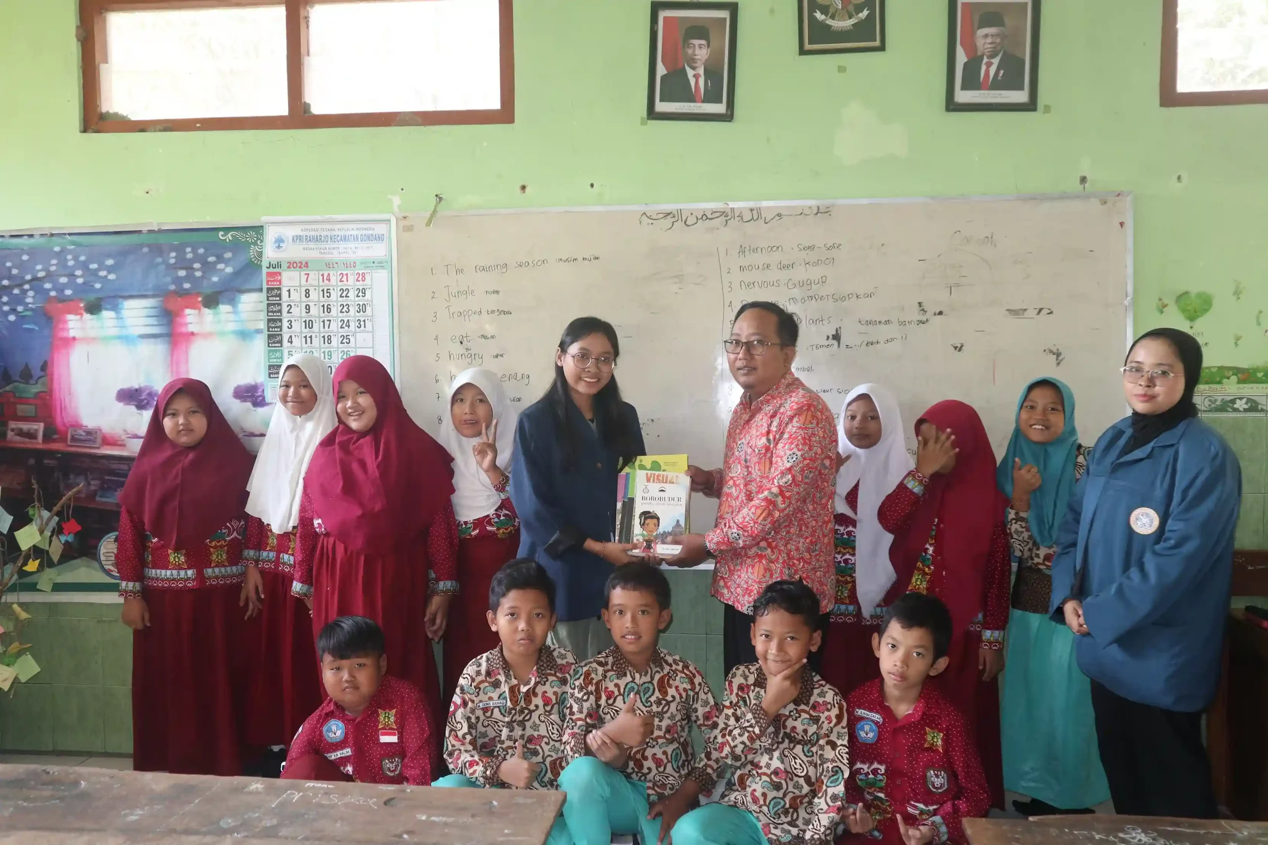 Penyerahan buku hasil donasi pada perwakilan SDN SDN Kemasantani (Foto: Dok. Tim BBK 4 Kemasantani)