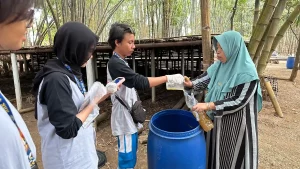 Kelompok KKN BBK di Desa warga Warugunung, Kecamatan Pacet, Mojokerto membuat inovasi berupa pupuk kompos dari limbah pohon bambu (Foto: Dok. Tim KKN BBK Warugunung)
