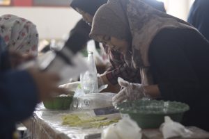 Demo memasak olahan berbahan dasar petai oleh warga setempat dalam program pengabdian masyarakat “UKMKI Goes to Village” pada 1 - 5 Juli 2024. (Foto: Istimewa)