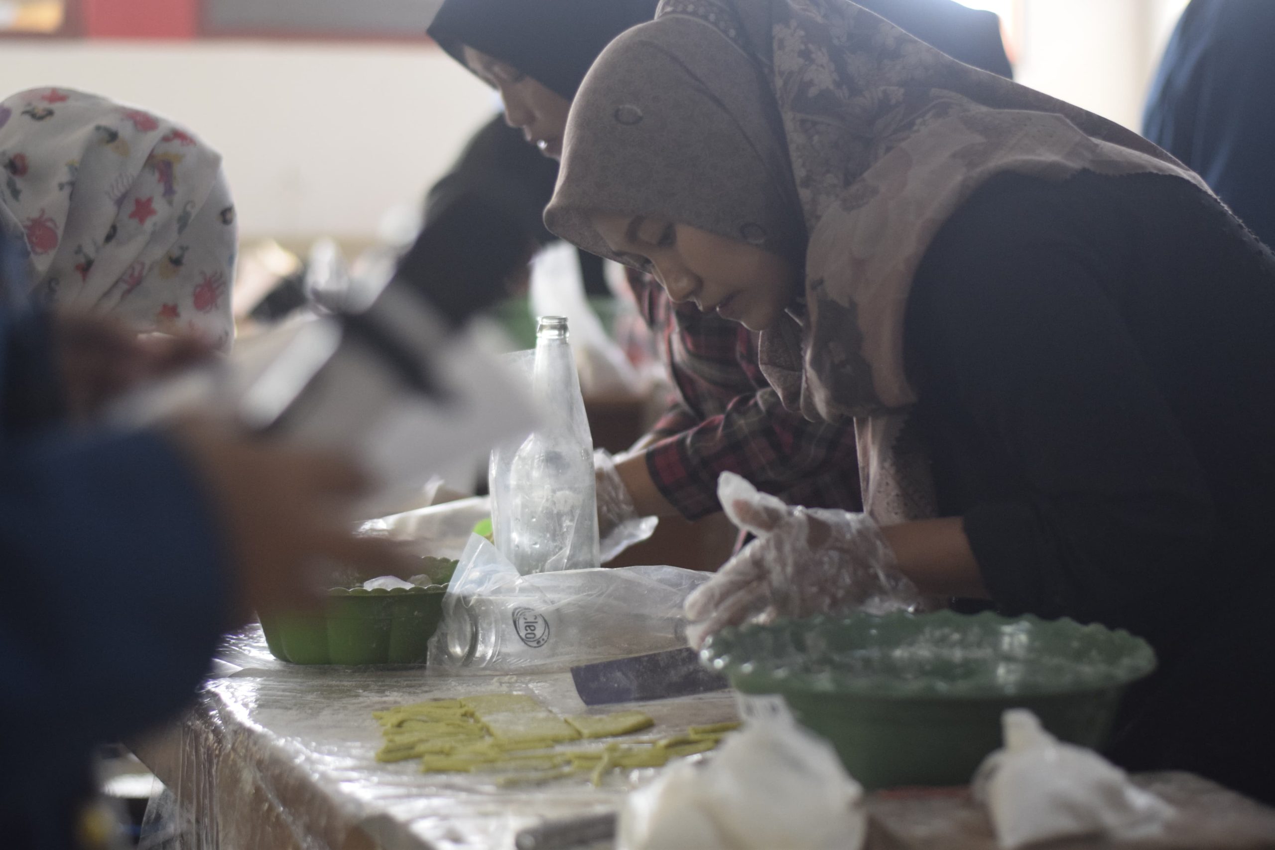 Demo memasak olahan berbahan dasar petai oleh warga setempat dalam program pengabdian masyarakat “UKMKI Goes to Village” pada 1 - 5 Juli 2024. (Foto: Istimewa)