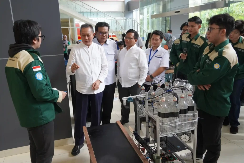 Wakil Rektor Bidang Akademik, Mahasiswa, dan Alumni Universitas Airlangga (UNAIR) Prof Dr Bambang Sektiari Lukiswanto, DEA, DVM dan jajaran dekanat FTMM dalam pelepasan kontingen (Foto: Istimewa)