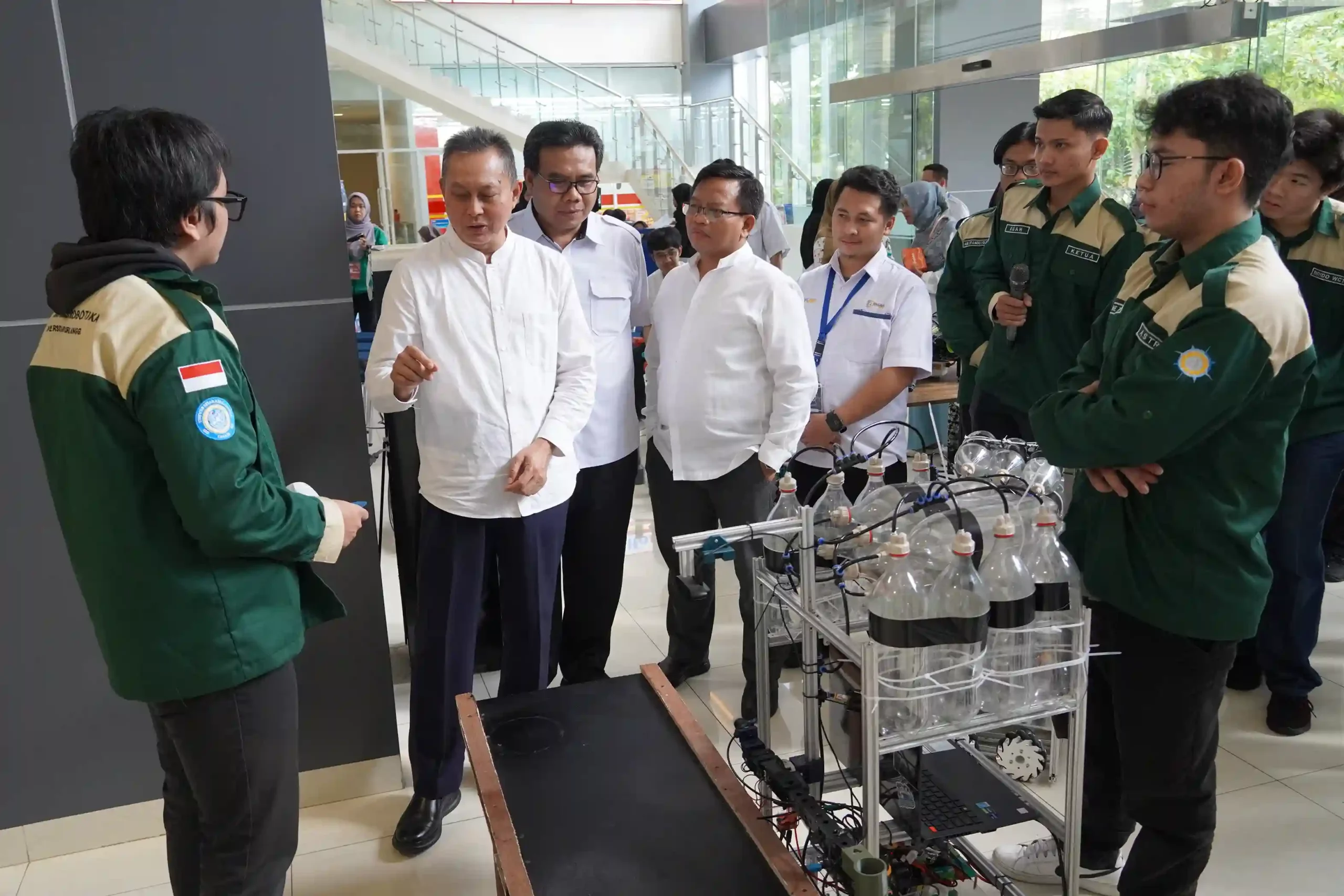 Wakil Rektor Bidang Akademik, Mahasiswa, dan Alumni Universitas Airlangga (UNAIR) Prof Dr Bambang Sektiari Lukiswanto, DEA, DVM dan jajaran dekanat FTMM dalam pelepasan kontingen (Foto: Istimewa)