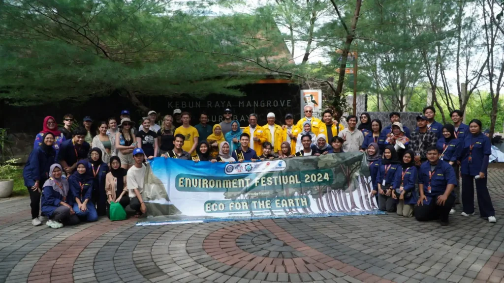 Participants in the FST UNAIR and Petronas mangrove planting program (Photo: By courtesy)