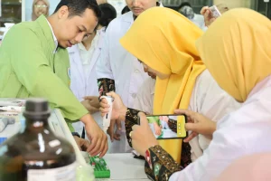 Momen guru biologi SMA se-Surabaya saat mencoba mengoperasikan alat di Laboratorium Genetika Molekuler FST UNAIR pada Sabtu (29/6/2024). (Foto: Istimewa)