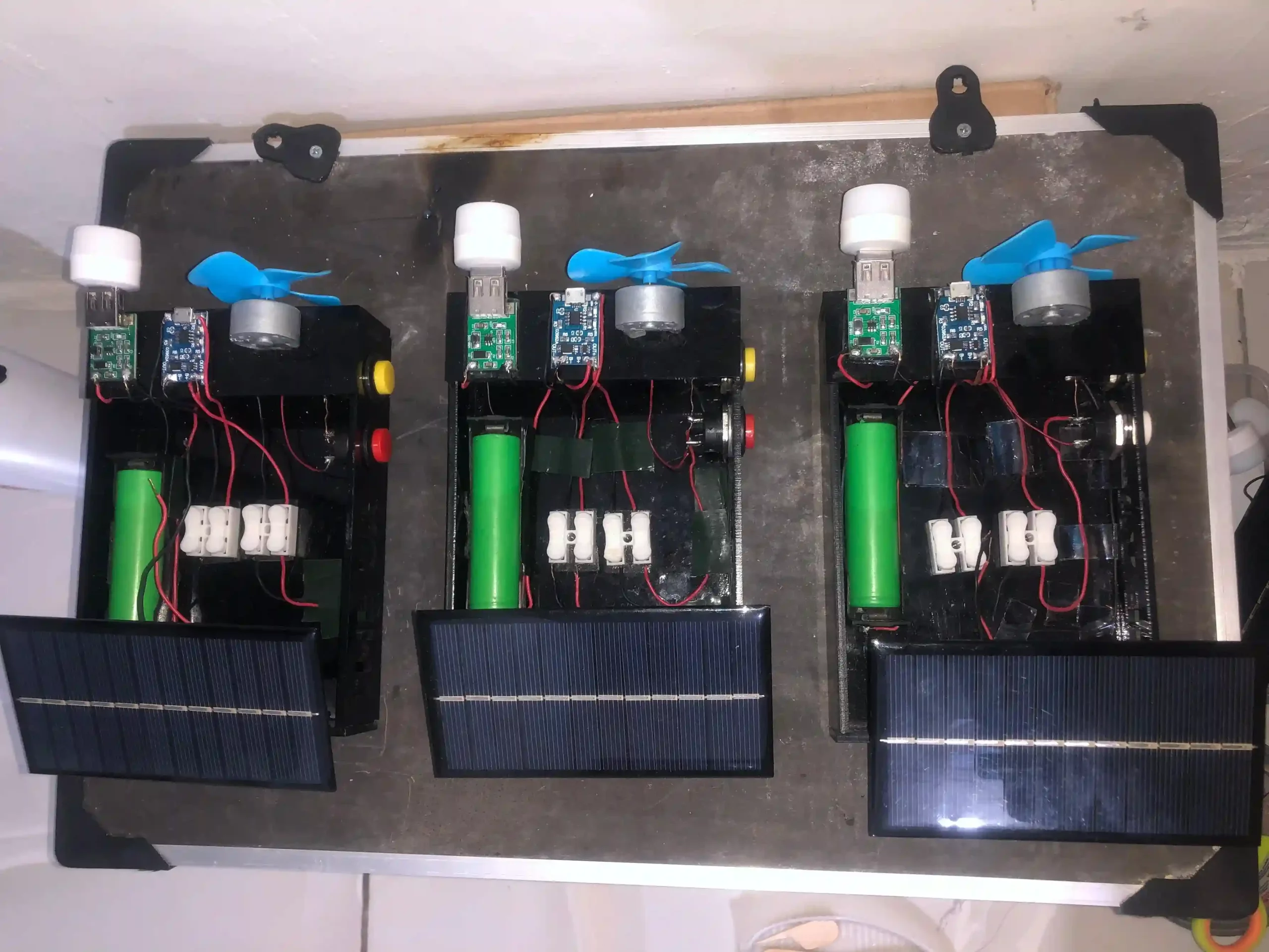 Prototype panel surya hasil karya tim BBK 4 Dusun Boyo, Desa Bening, Kecamatan Gondang, Kabupaten Mojokerto yang ditampilkan pada Kamis (18/7/2024) di SDN Bening. (Foto: Istimewa)