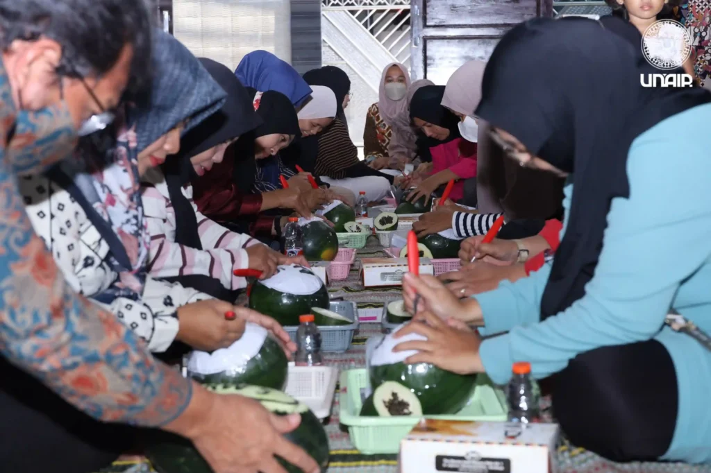 Sesi uji coba ukir buah dalam kegiatan pengmas dosen FST (Foto: Istimewa)