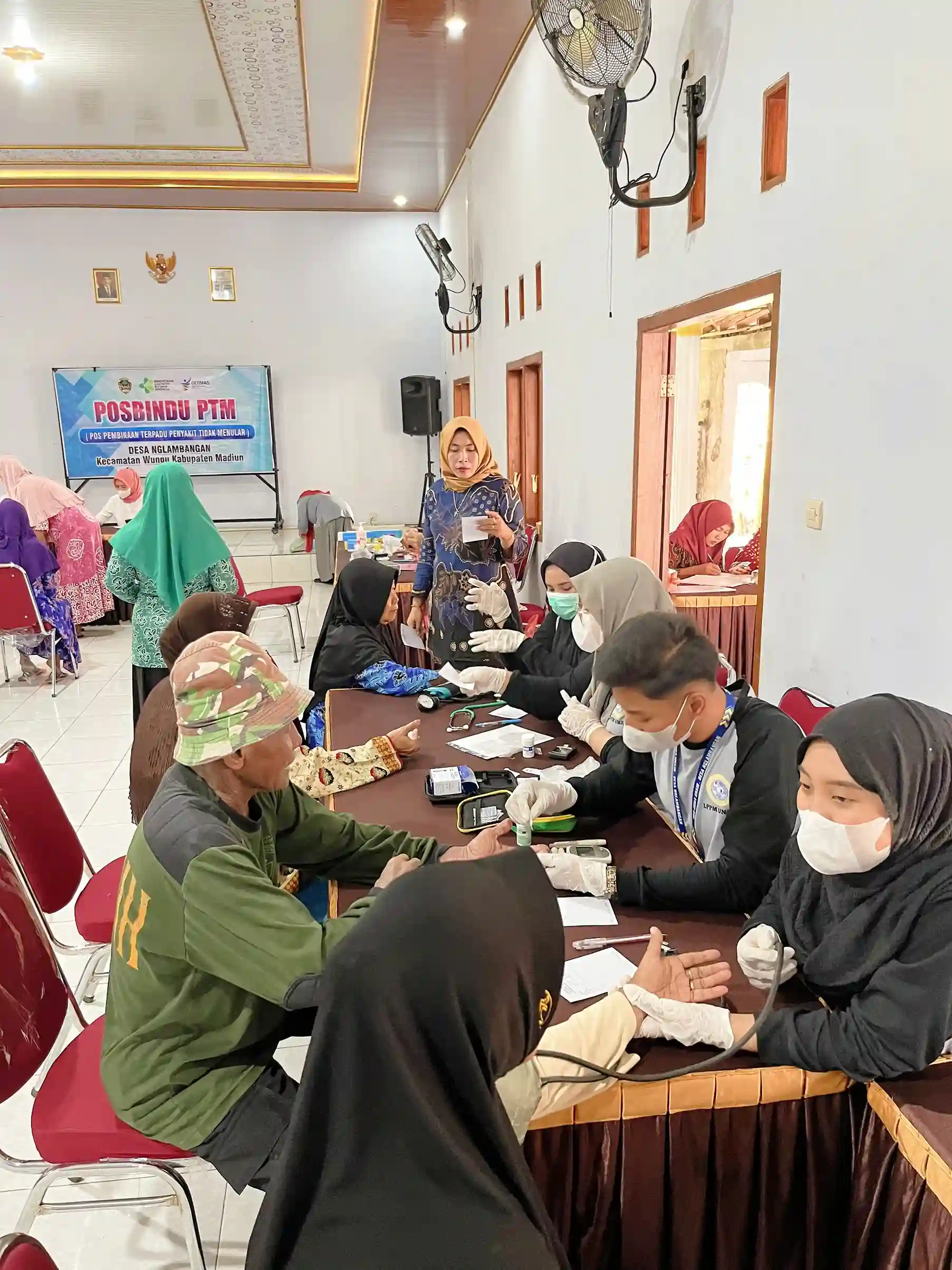 Mahasiswa BBK 4 UNAIR saat melaksanakan program SI MANIS di Balai Desa Nglambangan pada Rabu (17/7/2024). (Foto: Istimewa)
