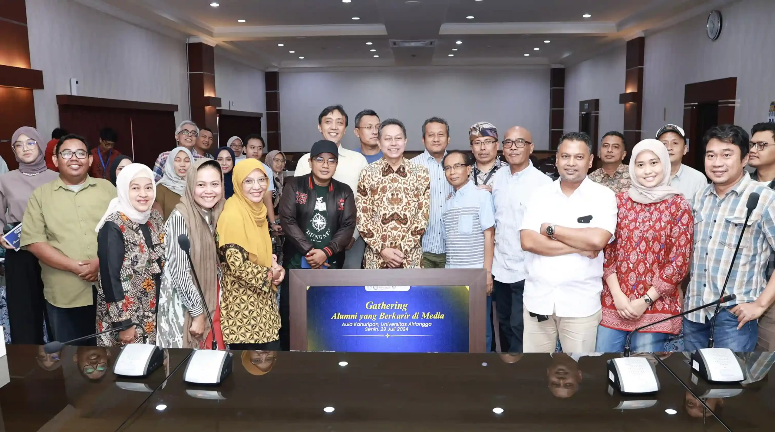 Sesi foto bersama dengan para alumni yang hadir (Foto: PKIP)