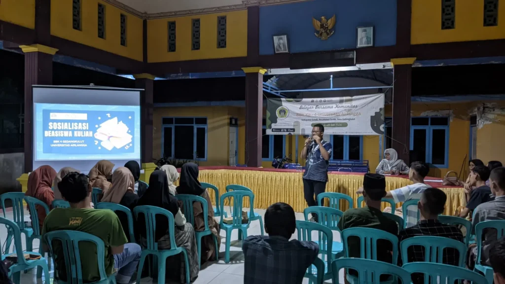 Achmad Mundir Wicaksono Memaparkan Sosialisasi Beasiswa Kuliah di Balai Desa Gedangkulut. (Foto: Istimewa)