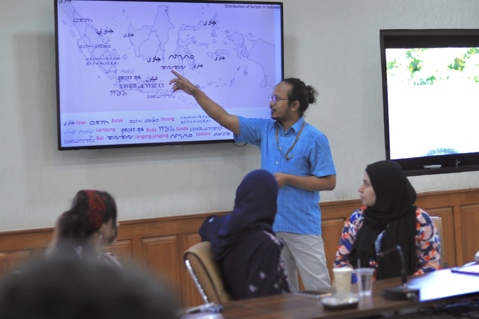 Presentation by Dr. Abimardha Kurniawan during the Summer School at the Chairil Anwar room, FIB UNAIR (Photo: By courtesy)