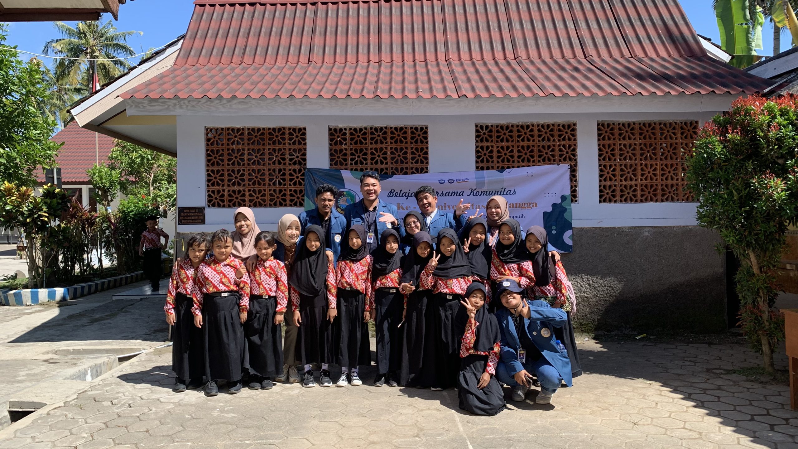 Kelompok mahasiswa KKN-BBK 4 Universitas Airlangga foto bersama anak didik SDN 3 Wringinputih (Sumber: Dokumen pribadi)