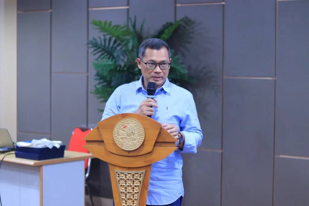 Dekan FIB Prof Dr Purnawan Basundoro , MHum saat meresmikan pembukaan gathering alumni media untuk meningkatkan employability (Foto: FIB UNAIR)