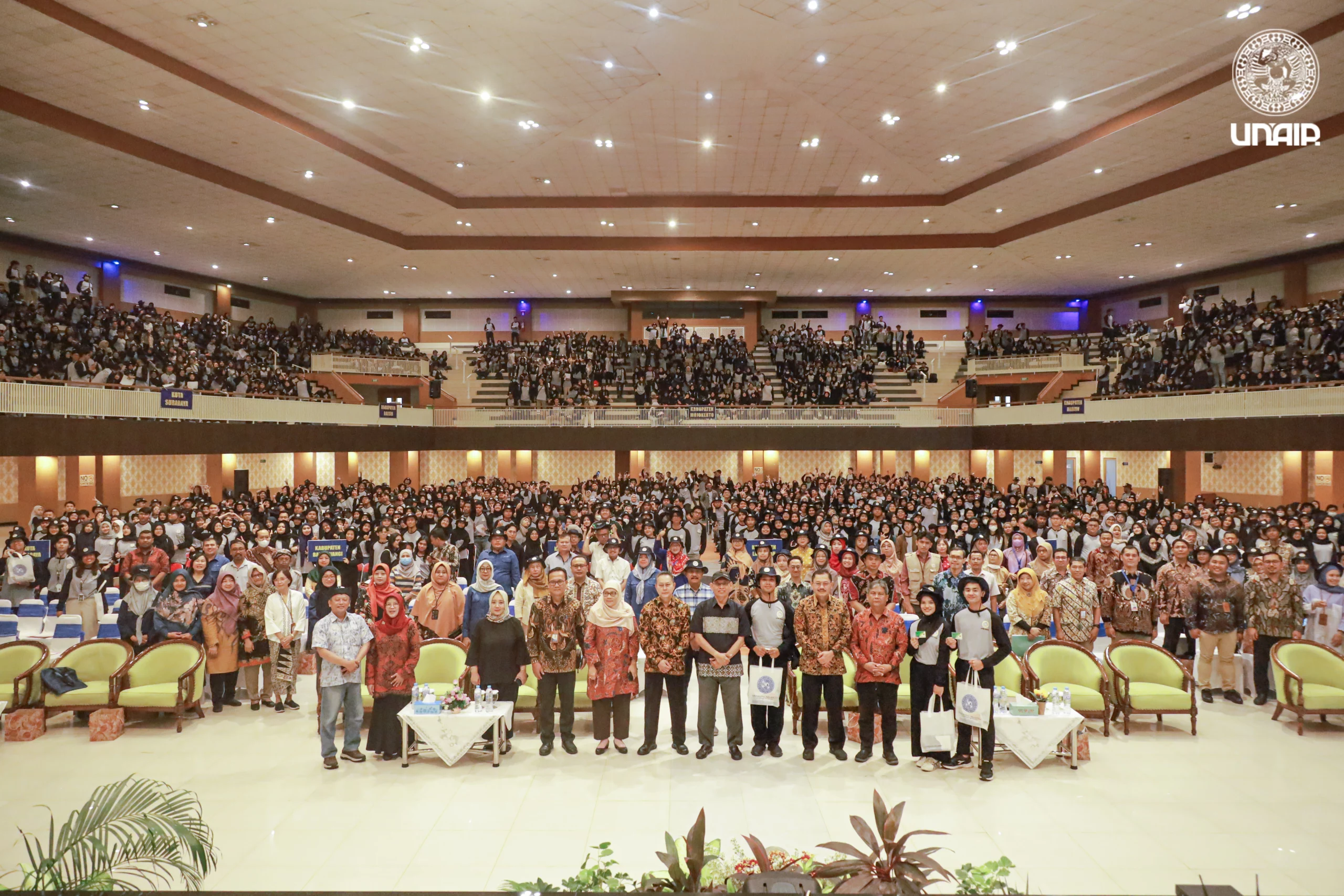 Rektor UNAIR resmi lepas Belajar Bersama Komunitas (BBK) 4. Senin (01/07/2024).