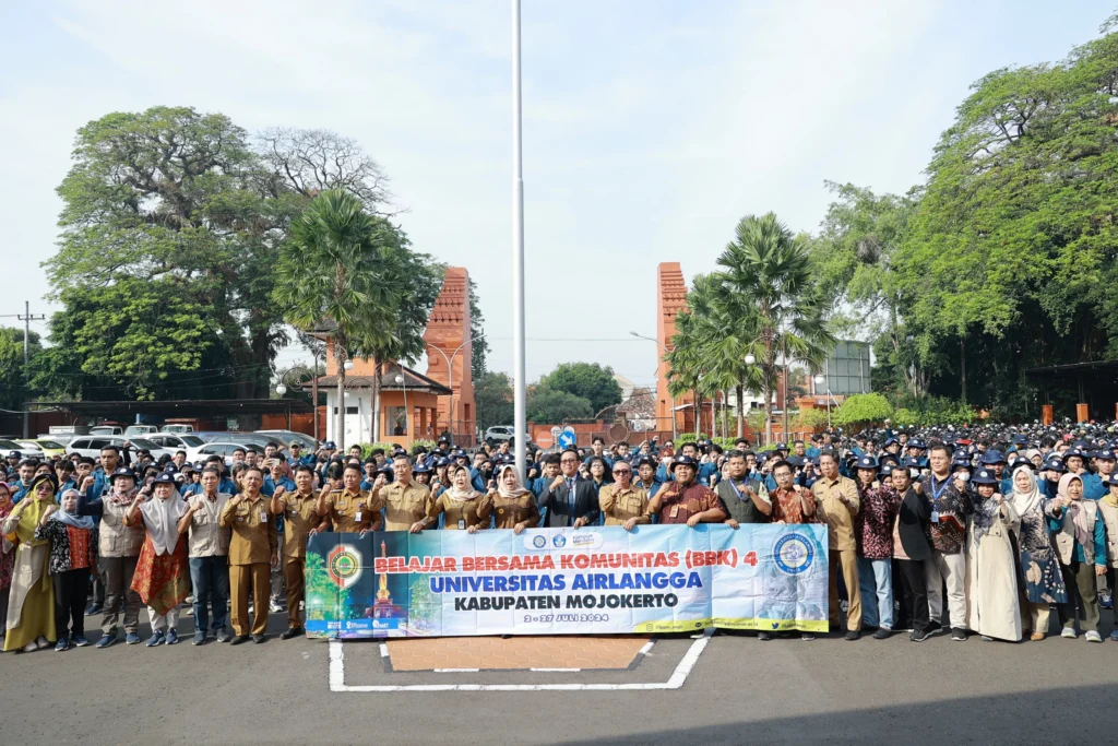 UNAIR KKN BBK students and Mojokerto Regent pose for a group photo on Tuesday, July 2, 2024, at Mojokerto City Hall. (Photo: PKIP UNAIR)