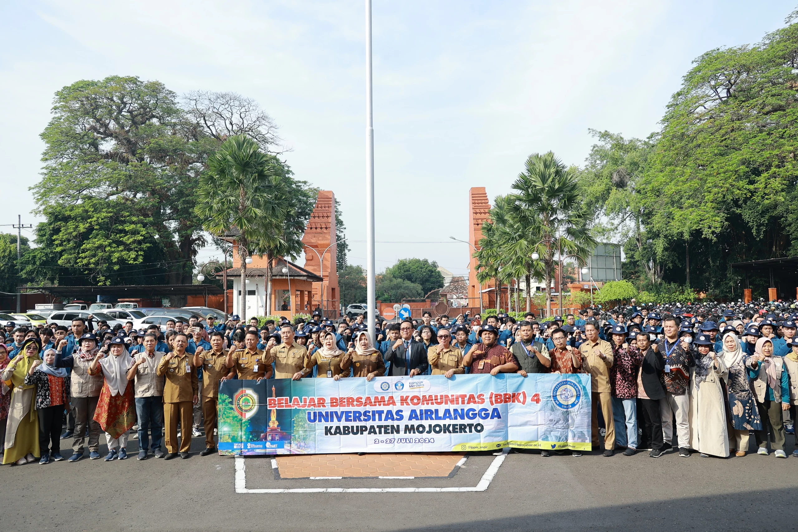 UNAIR KKN BBK students and Mojokerto Regent pose for a group photo on Tuesday, July 2, 2024, at Mojokerto City Hall. (Photo: PKIP UNAIR)