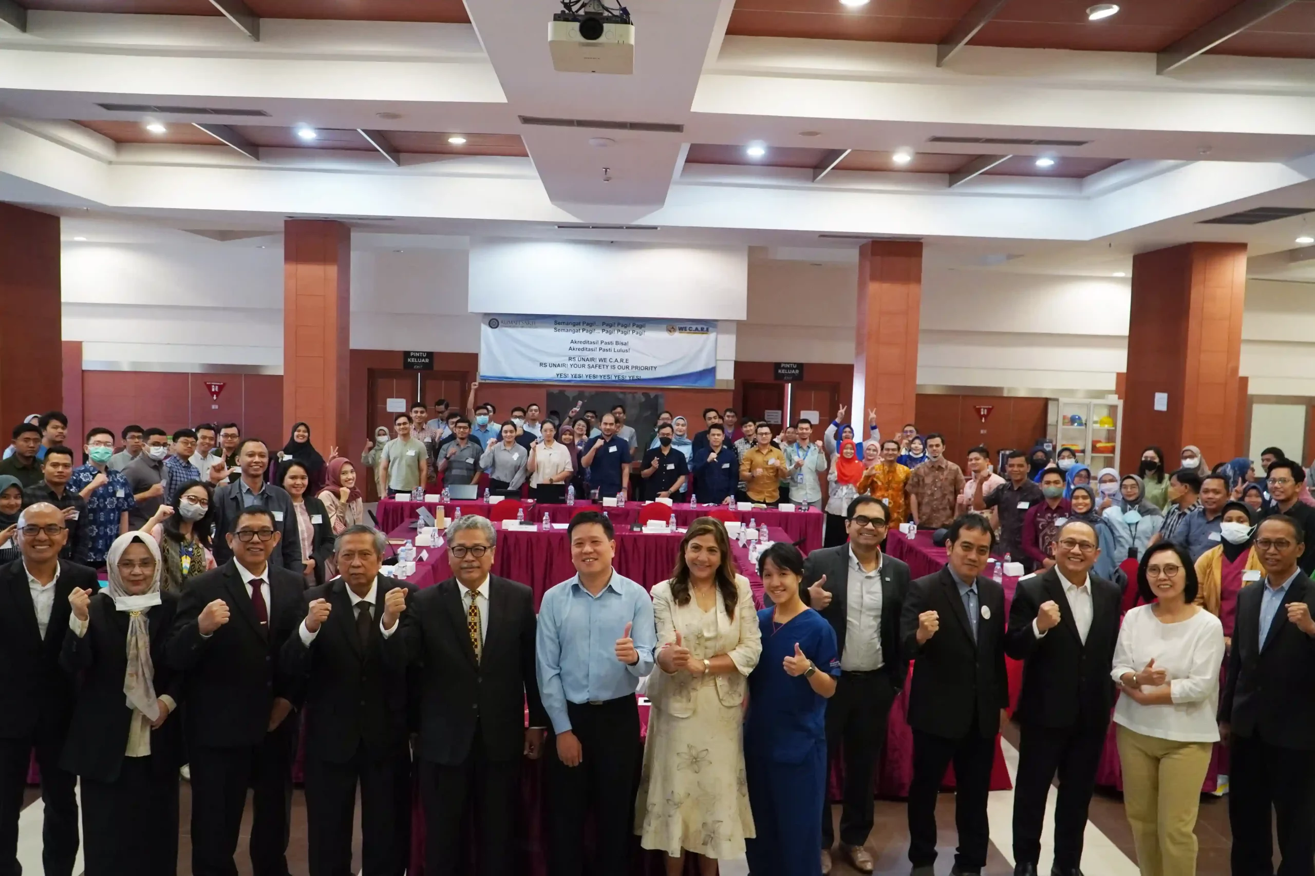 Foto bersama antara pihak RSUA dengan mitra SingHealth beserta para delegasi yang hadir dalam acara penandatanganan MoU (Foto: Istimewa)