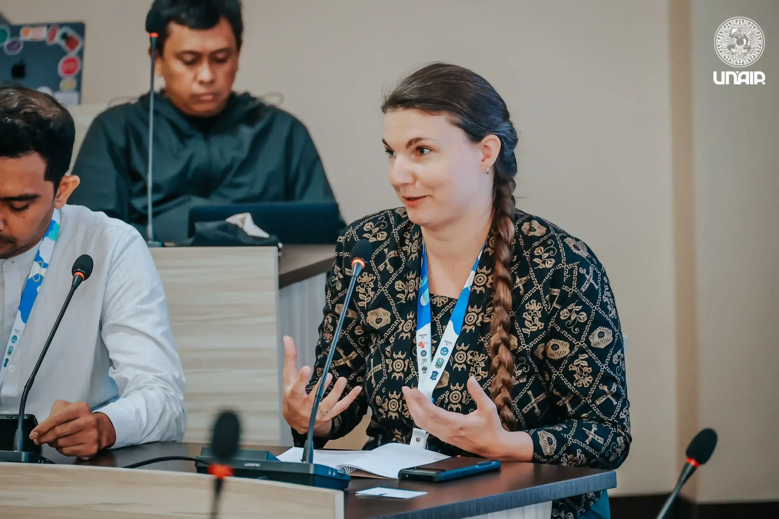 Joella van Donkersgoed memberikan pernyataannya selama sesi roundtable (Foto: PKIP UNAIR)