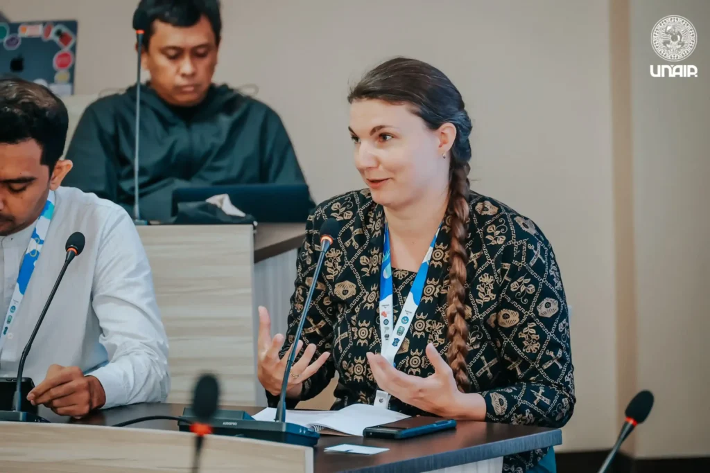 Joella van Donkersgoed speaking during the roundtable session (Photo: PKIP UNAIR)