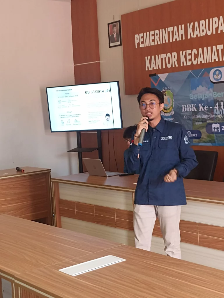 Falah, asesor Pusat Halal UNAIR memaparkan materi pada kegiatan pendampingan sertifikasi halal oleh tim KKN-BBK 4 Kedungasri, di kantor Kecamatan Tegaldimo. (Foto : Istimewa)