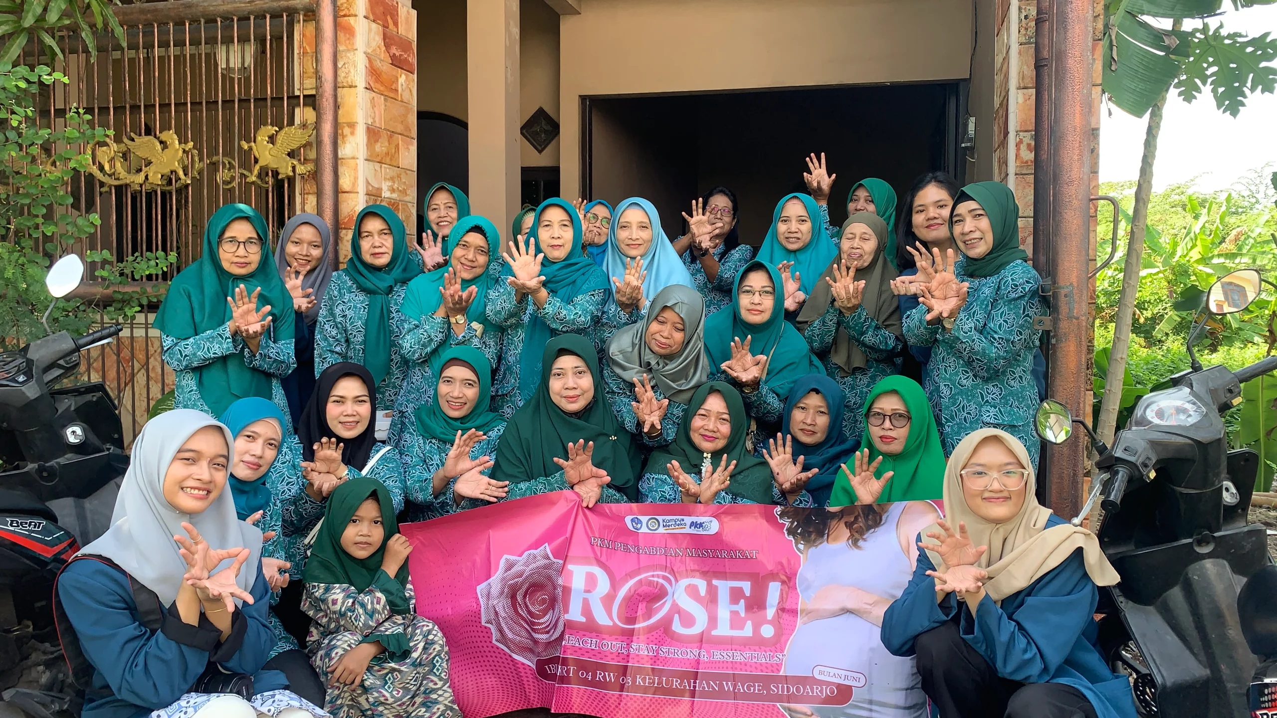 Tim ROSE bersama ibu PKK dari Kelurahan Wage, Sidoarjo. (Foto: Istimewa)
