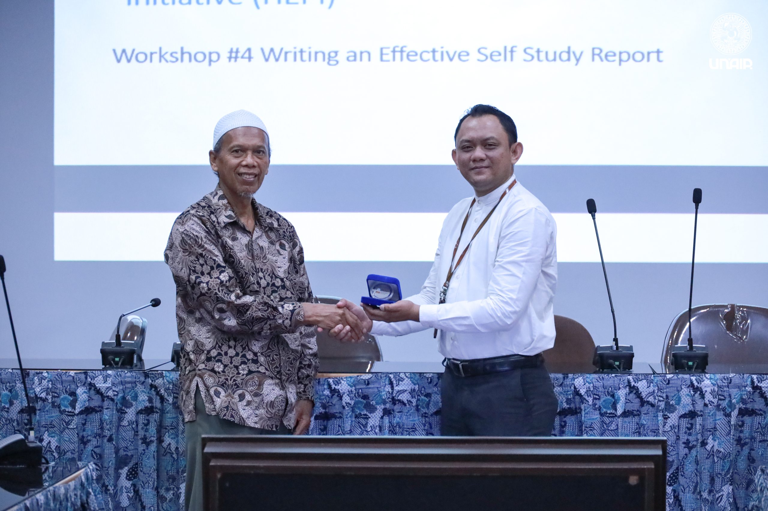 Token exchange as symbol of partnership between USAID HEPI and UNAIR (Photo: By courtesy)