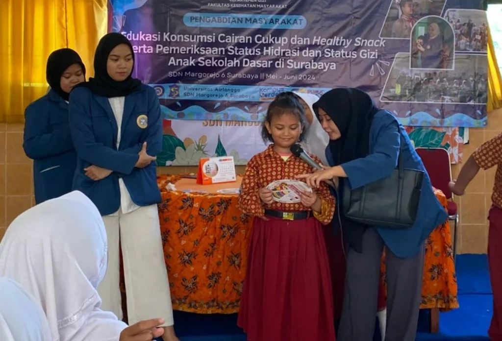 Kegiatan pengabdian masyarakat bertajukl "Edukasi Konsumsi Cairan yang Cukup dan Snack yang Sehat, serta Pemeriksaan Status Gizi dan Hidrasi Anak Sekolah Dasar" di SDN Markorojo VI, Surabaya. (Foto: Dokumen Pribadi)