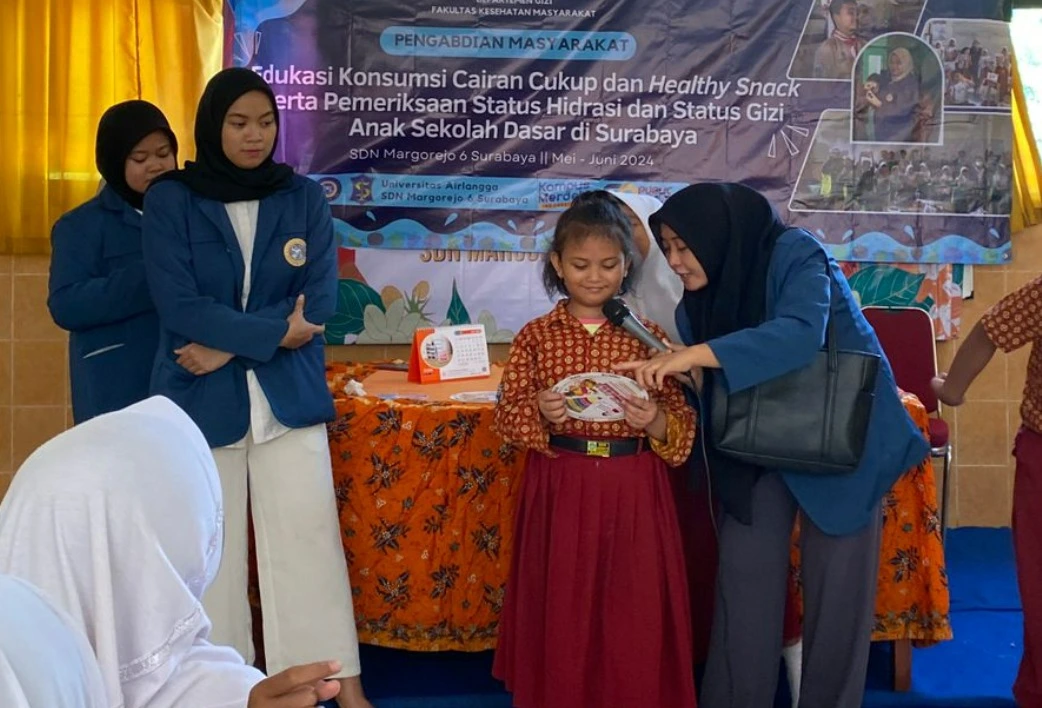 Dosen FKM UNAIR Edukasi Anak SD Surabaya Kenali Gizi dan Dehidrasi