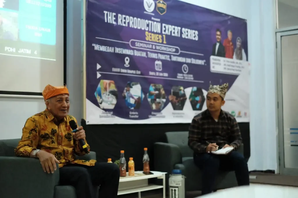 Dr. Trilas Memberikan Penjelasan Terkait Inseminasi Buatan. (Foto: PDHI Jatim IV)