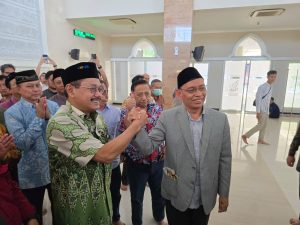 Prof Nasih dan Prof BUS dalam konferensi pers, Selasa (9/7/2024) di Halaman Masjid Ulul Azmi Kampus MERR-C UNAIR (Foto: Istimewa)