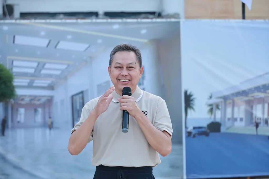 Wakil Rektor Bidang Akademik, Mahasiswa, dan Alumni Prof Dr Bambang Sektiari Lukiswanto DEA drh saat memberikan sambutan dalam jalan sehat (Foto: PKIP UNAIR)