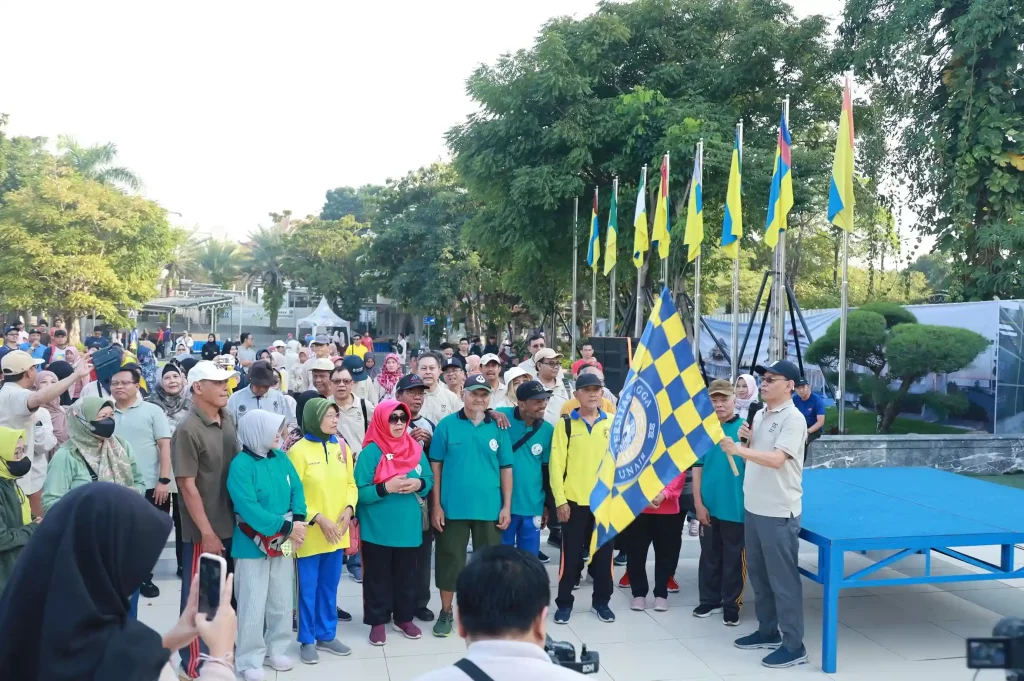 Prof Dr Mohammad Nasih SE MT Ak saat membuka jalan sehat, Minggu (21/7/2024) (Foto: PKIP UNAIR)