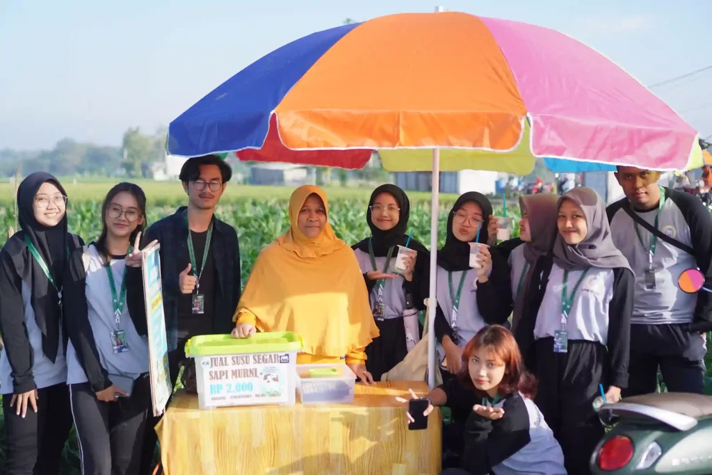 Tim KKN BBK 4 UNAIR gelar bazar (Foto: Dok. Tim KKN BBK)