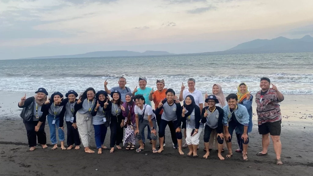 Mahasiswa BBK UNAIR melakukan konservasi penyu bersama Perhutani dan BSTF (Foto: Dok. Tim KKN BBK)