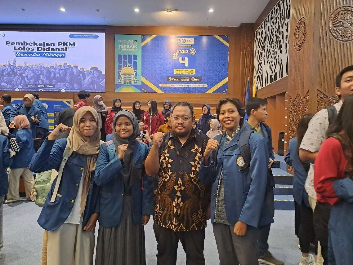 Dosen pembimbing dan anggota tim Biosure (PKM-RE FST UNAIR) pada Kegiatan Pembekalan PKM Lolos Didanai UNAIR 2024 (Sumber: Dokumentasi Pribadi, 2024)